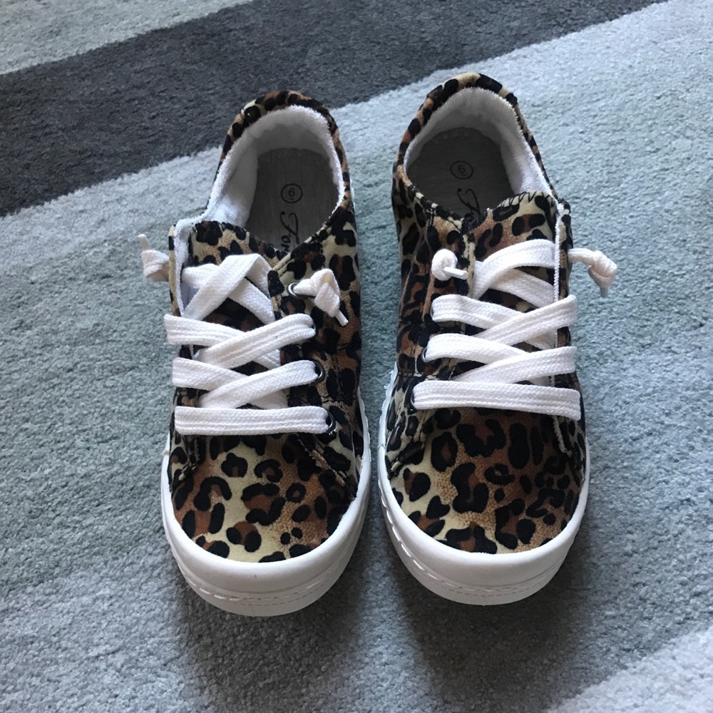 ⬇️only 6 left ,sale⚡️  Leopard Print Sneakers - Picture 6 of 8